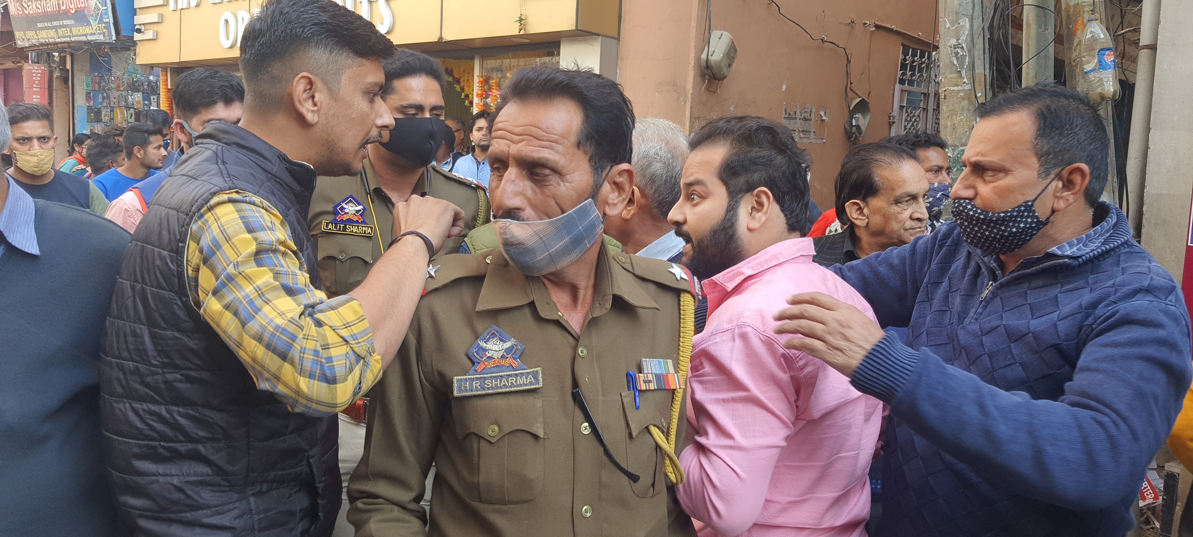 उधमपुर में नप की अतिक्रमण विरोधी कारवाई के विरोध में सीईओ अमित चौधरी के साथ बहसबाजी करते दुकानदा?