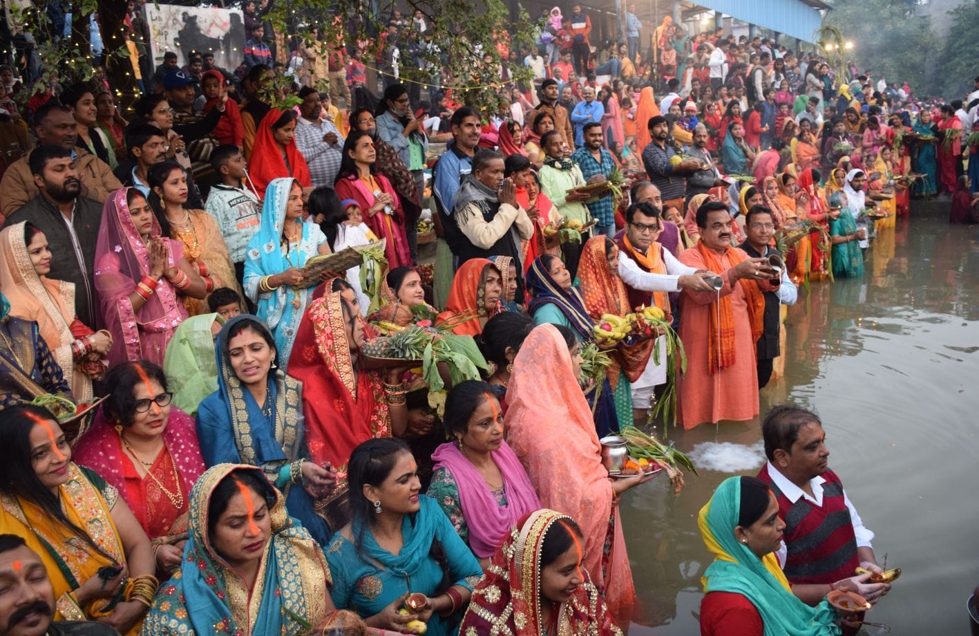 रुद्रपुर के छठ घाट पर उगते सूर्य को अर्घ्य देते श्रद्धालु।