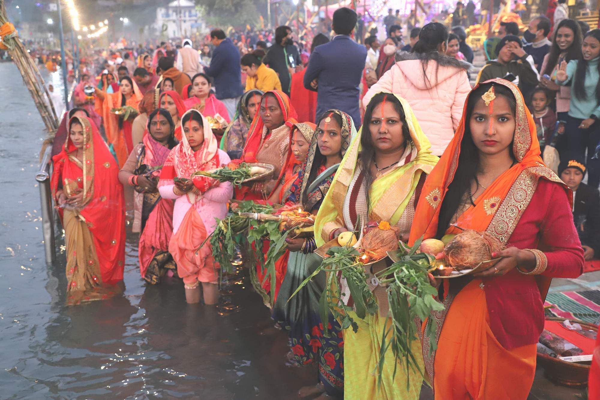 Wanita menawarkan arghya ke matahari terbit di festival Chhath. Wanita menawarkan arghya ke matahari terbit di festival Chhath.