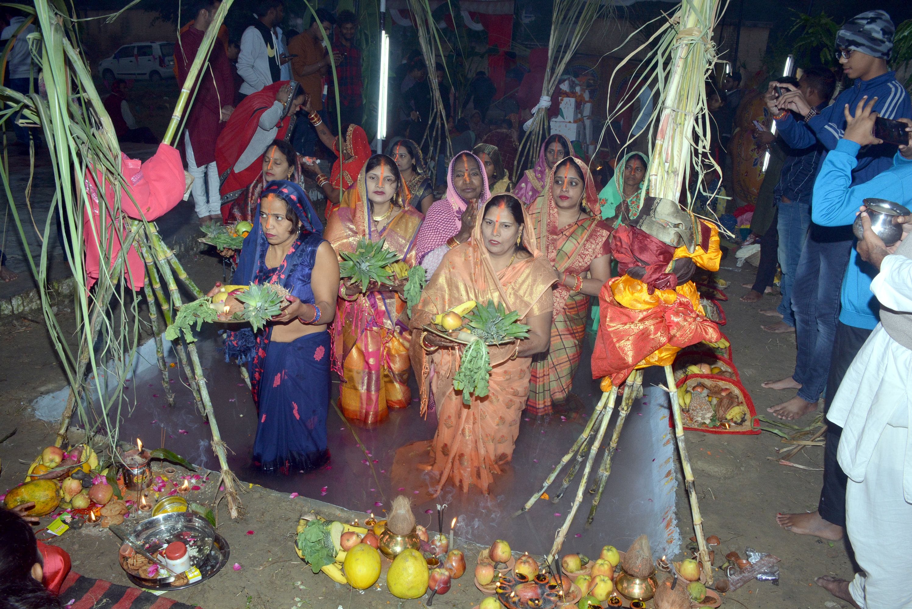 छठ महापर्व पर उगते सूर्य को अर्घ्य देती महिलाएं। छठ महापर्व पर उगते सूर्य को अर्घ्य देती महिलाएं।