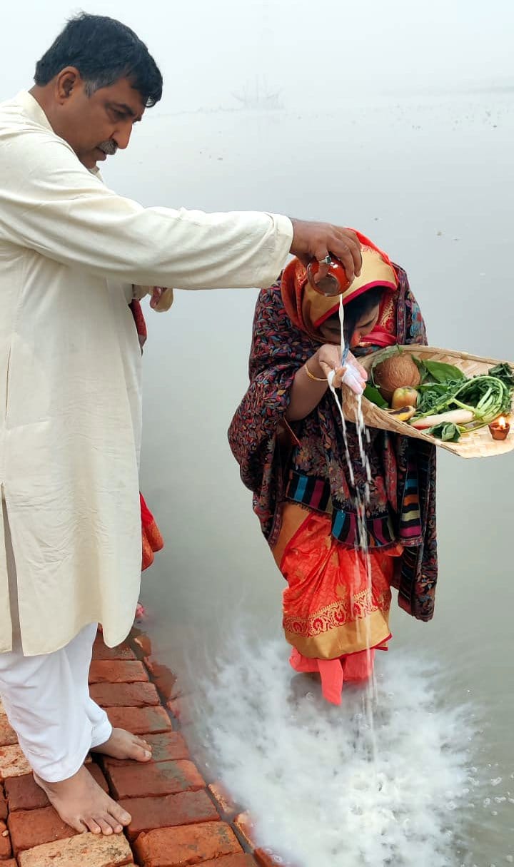कैराना में युमना नदी पर उगते सूर्य को अर्घ्य देते सीडीओ शम्भूनाथ तिवारी।