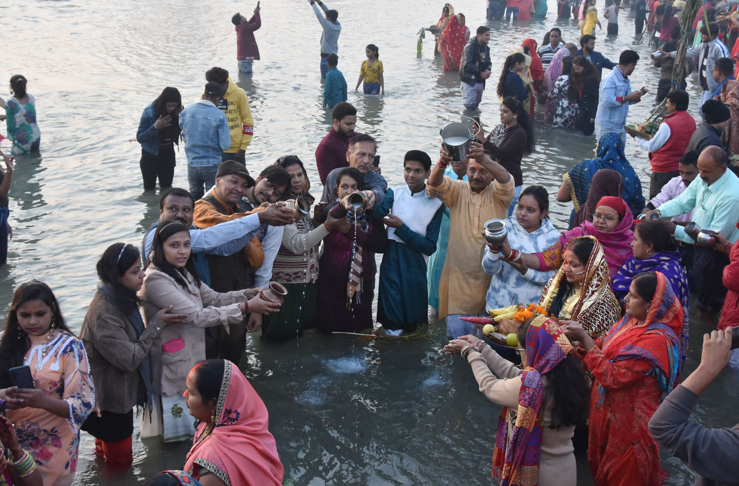 सहारनपुर के मानकमाउ स्थित बड़ी नहर पर छठ पूजा सूर्य को जल देते श्रद्घालु