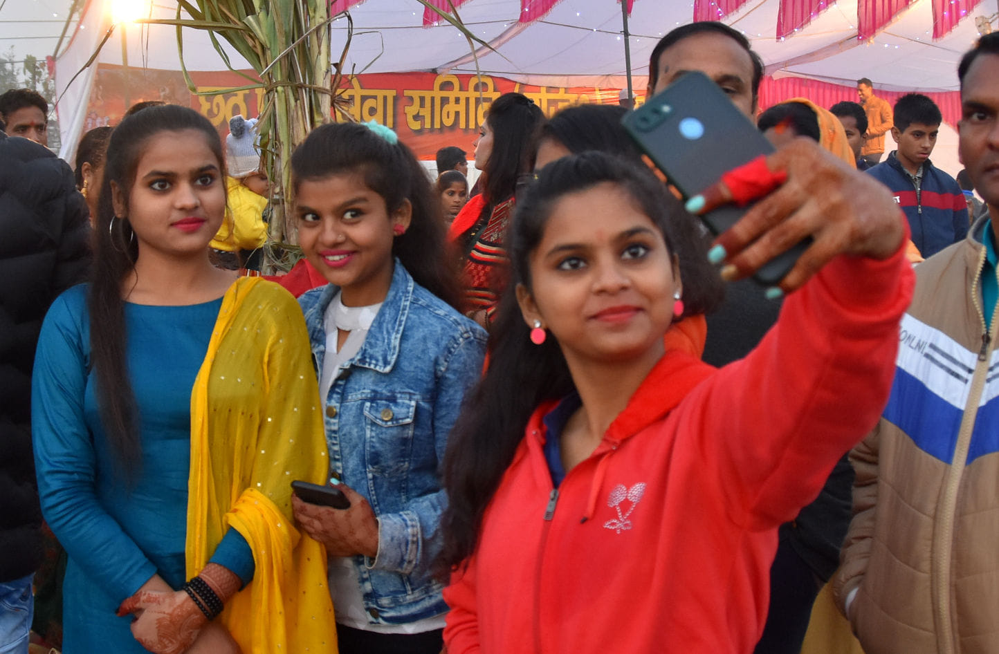 सहारनपुर के मानकमाउ स्थित बड़ी नहर पर छठ पूजा दौरान सेल्फी लेती युवतियां