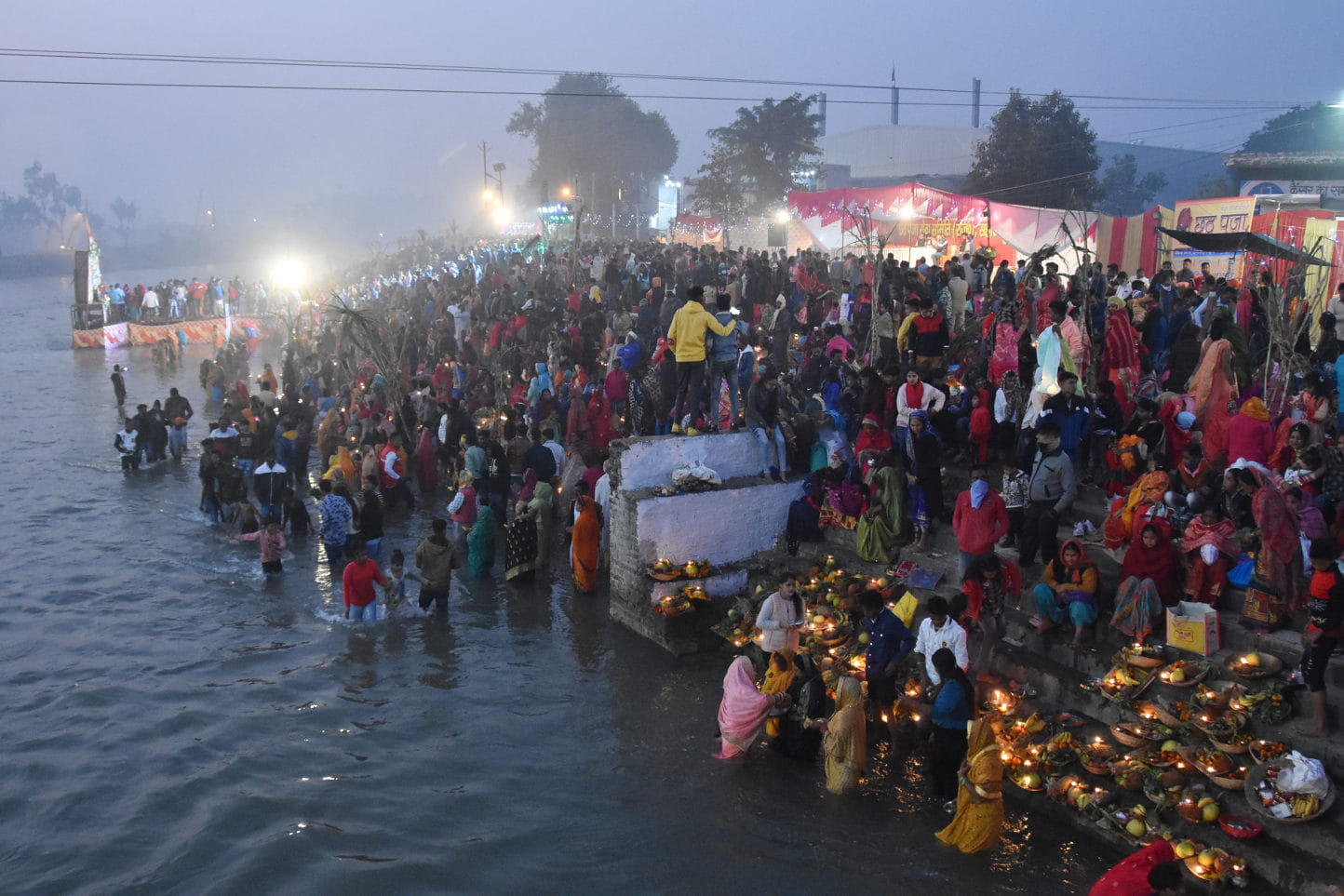 सहारनपुर के मानकमाउ स्थित बड़ी नहर पर रात से छठ पूजन के लिये उमड़ी श्रद्घालुओ की भीड़
