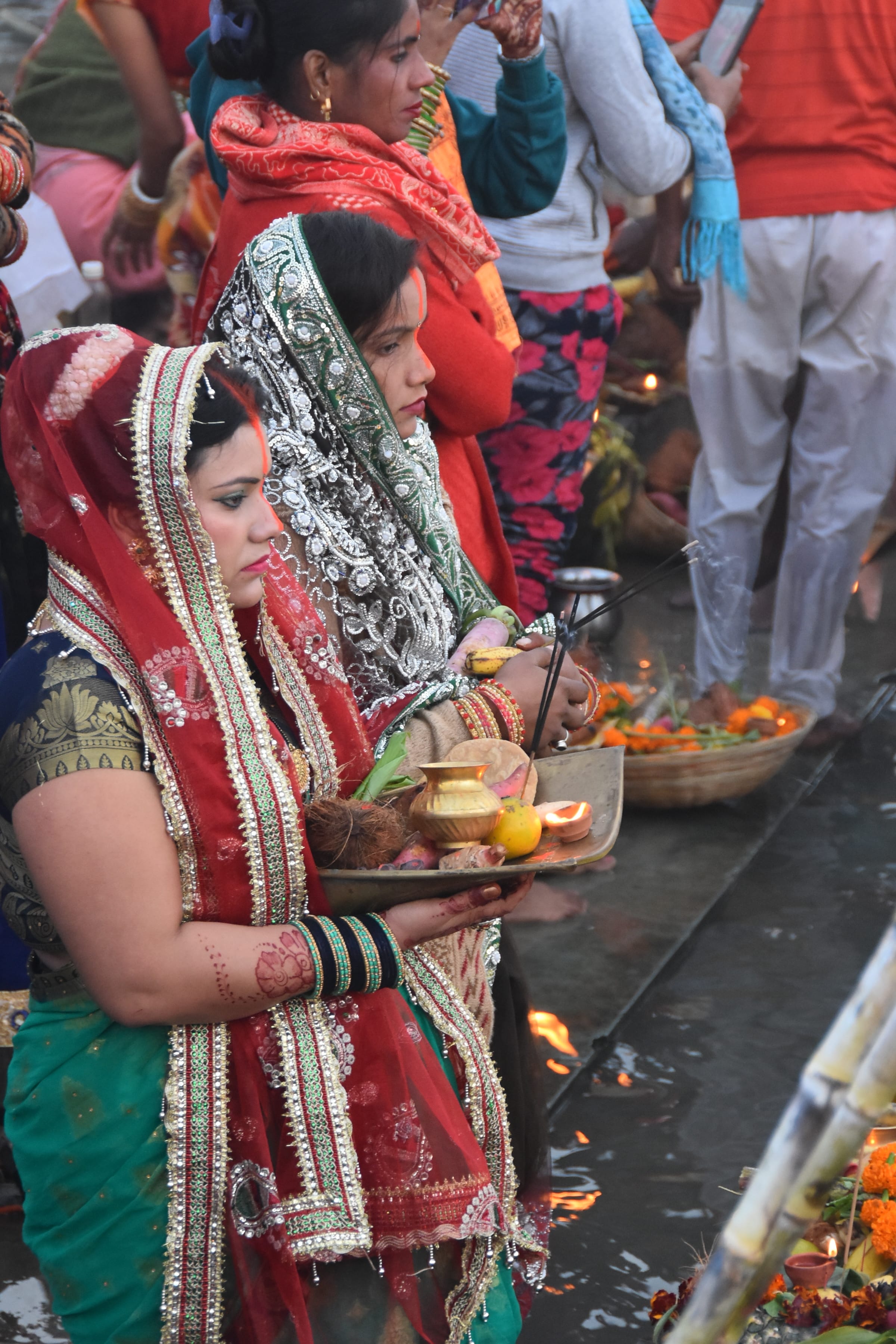सहारनपुर के मानकमाउ स्थित बड़ी नहर पर छठ पूजा करती महिलाएं