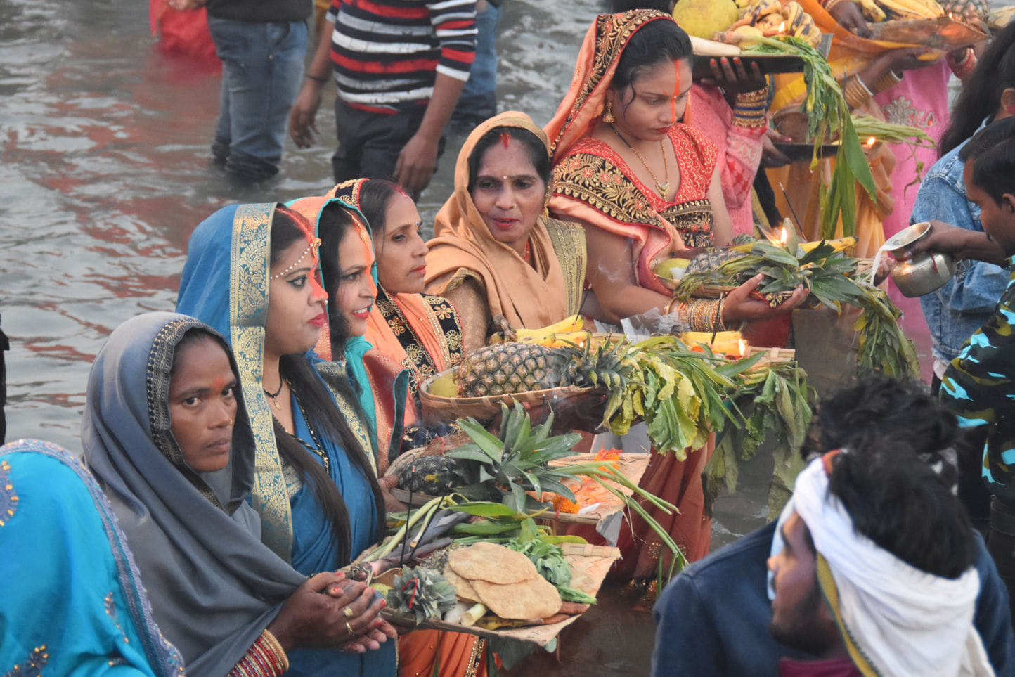 सहारनपुर के मानकमाउ स्थित बड़ी नहर पर छठ पूजा करती महिलाएं