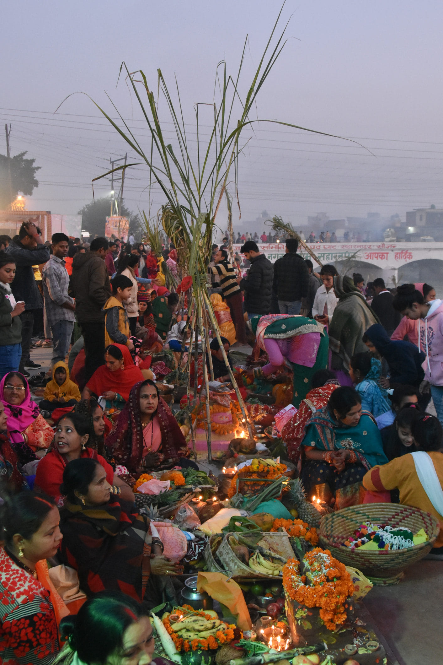 सहारनपुर के मानकमाउ स्थित बड़ी नहर पर छठ पूजन करती महिलाएं