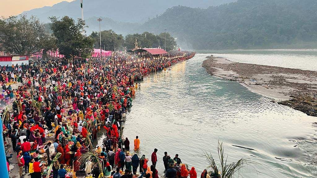 Kerumunan umat berkumpul di Triveni Ghat pada festival Chhath Puja. Kerumunan umat berkumpul di Triveni Ghat pada festival Chhath Puja.