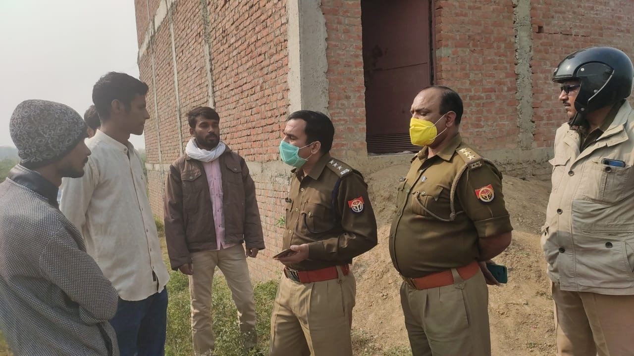 फोटो13एयूआरपी 15- मौके पर जांच पड़ताल करते सीओ सिटी सुरेंद्रनाथ यादव, क्राइम इंस्पेक्टर निर्भय ङ्क? फोटो13एयूआरपी 15- मौके पर जांच पड़ताल करते सीओ सिटी सुरेंद्रनाथ यादव, क्राइम इंस्पेक्टर निर्भय ङ्क?