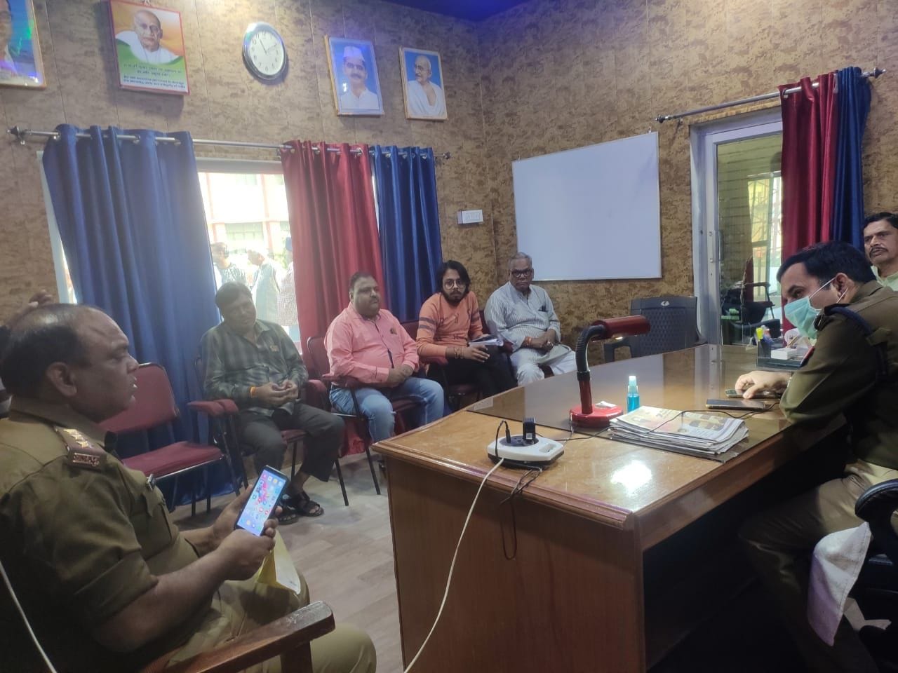 फोटो13एयूआरपी 17- सीओ से मिलकर नाराजगी जताते पीड़ित परिजन फोटो13एयूआरपी 17- सीओ से मिलकर नाराजगी जताते पीड़ित परिजन