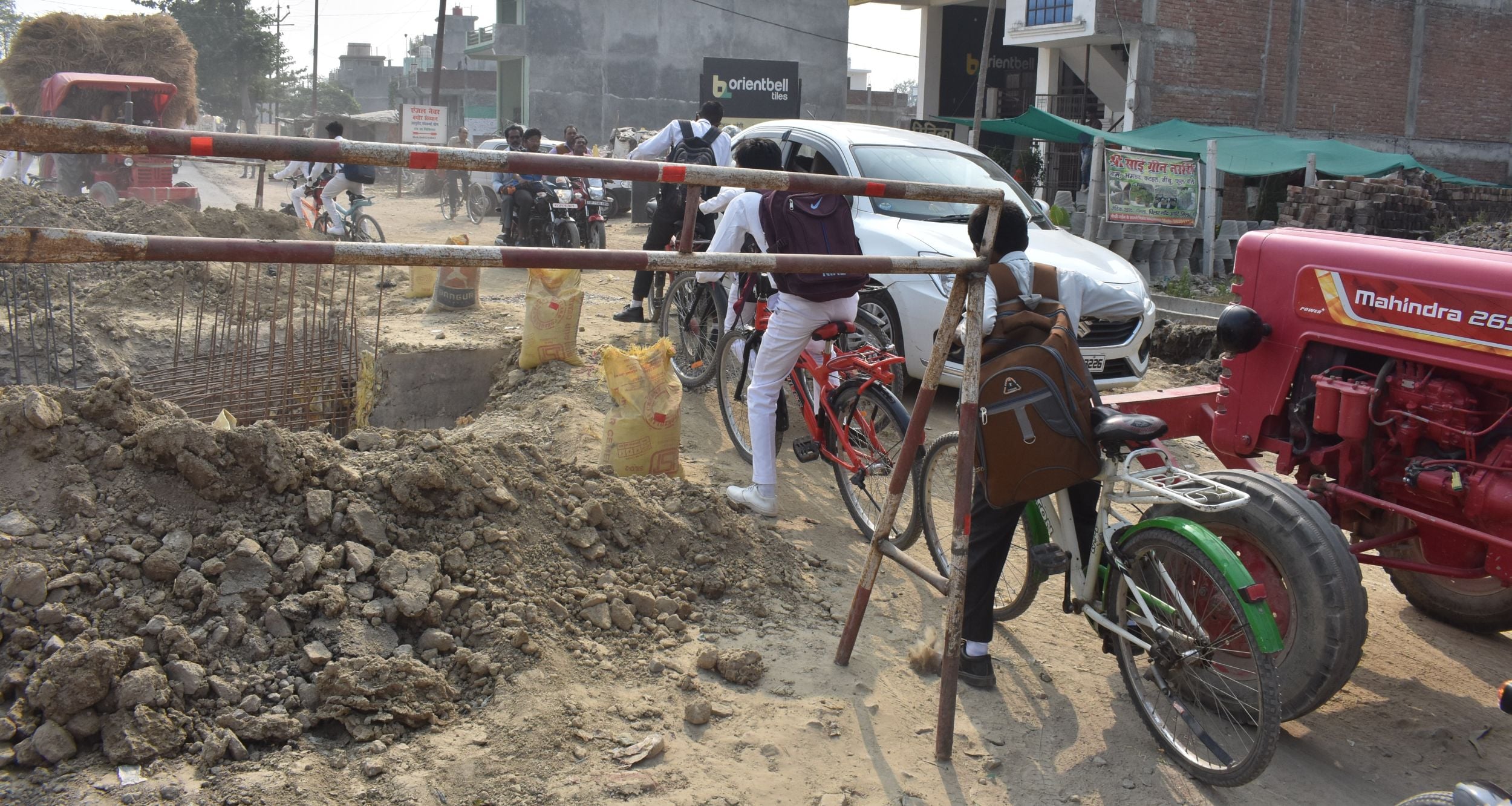 50 नंबर पुल के पहले निर्माणधीन पुलिया पर की गई बैरीकेडिंग और निकलते स्कूली बच्चे व अन्य वाहन। संवा? 50 नंबर पुल के पहले निर्माणधीन पुलिया पर की गई बैरीकेडिंग और निकलते स्कूली बच्चे व अन्य वाहन। संवा?