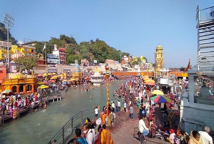 वीकेंड: उमड़ी यात्रियों की भीड़, हरकी पैड़ी और बाजार रहे गुलजार, पार्किंग भी फुल, तस्वीरें