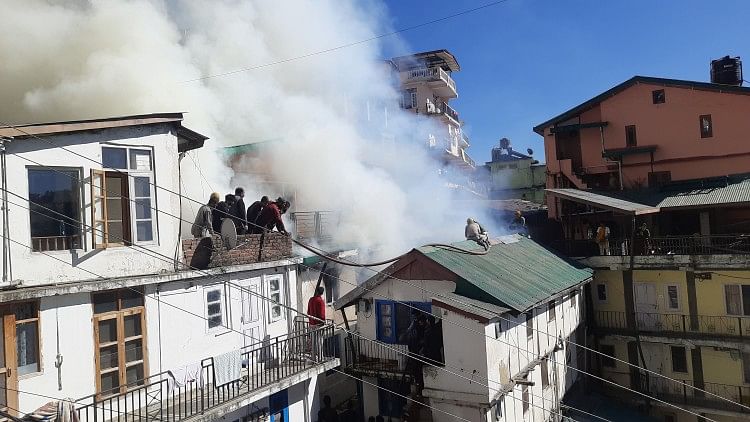 Kebakaran di Rumah Tiga Lantai Di Sangti, Enam Kamar Abu