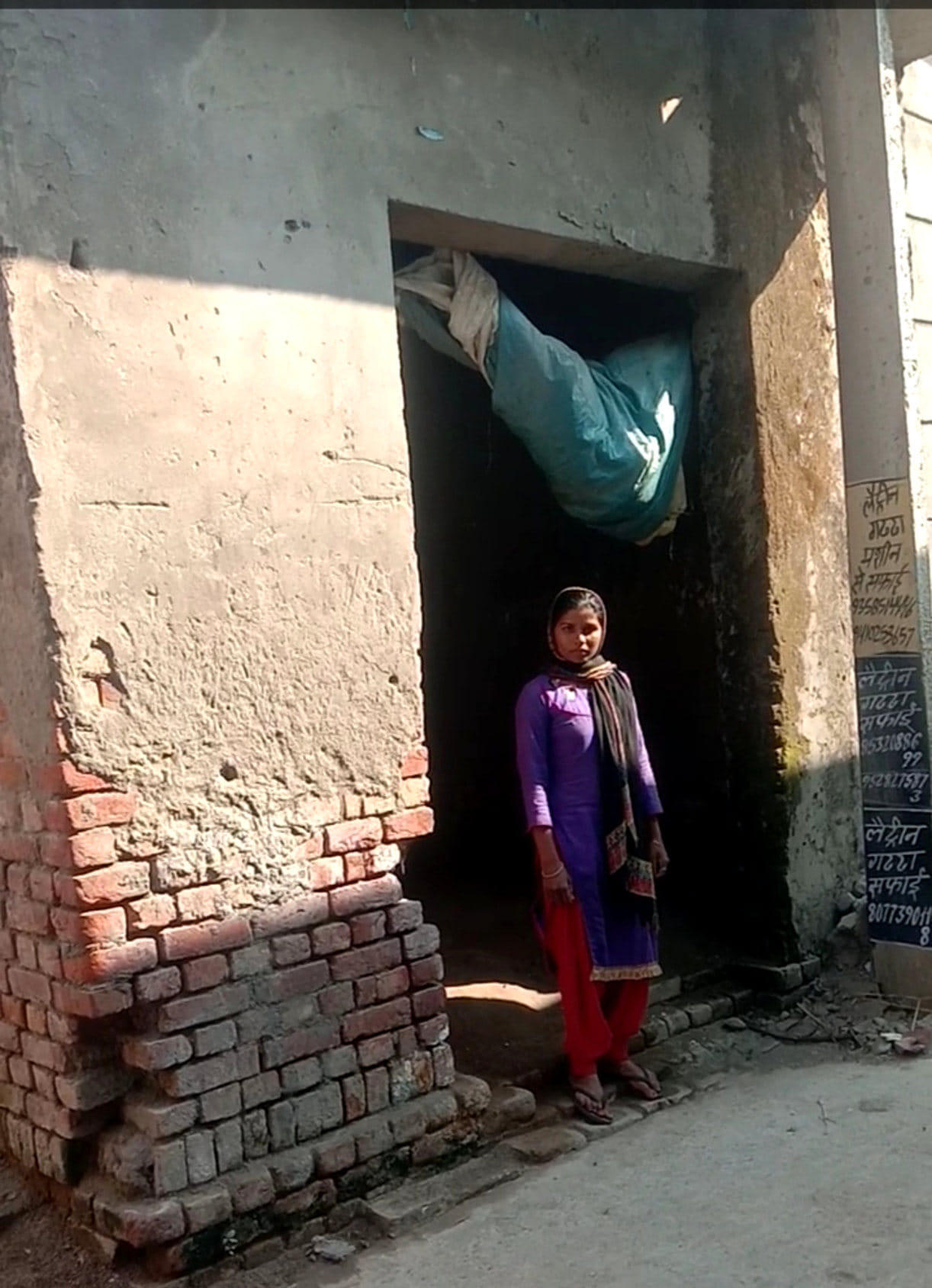 माता-पिता को खो चुकी वंदना जर्जर मकान के साथ। माता-पिता को खो चुकी वंदना जर्जर मकान के साथ।