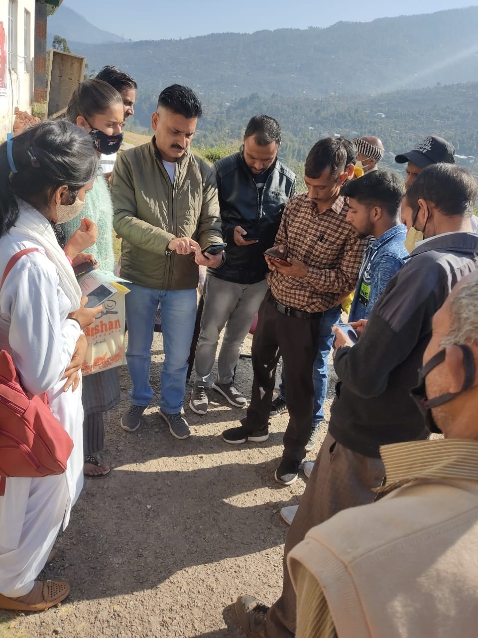 अपनी जमीन अपनी निगरानी के बारे में जानकारी देते अधिकारी:- संवाद