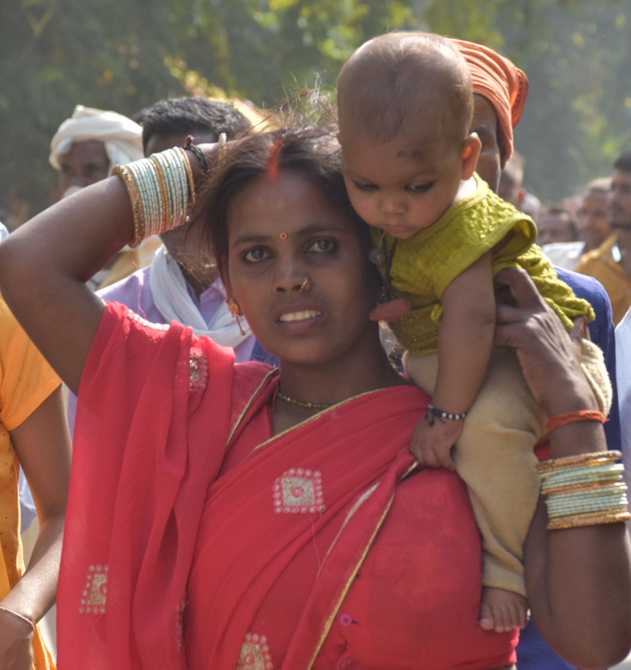 अयोध्या-परिक्रमा मार्ग पर अपने मां के साथ परिक्रमा परिक्रमा करती बच्ची अयोध्या-परिक्रमा मार्ग पर अपने मां के साथ परिक्रमा परिक्रमा करती बच्ची
