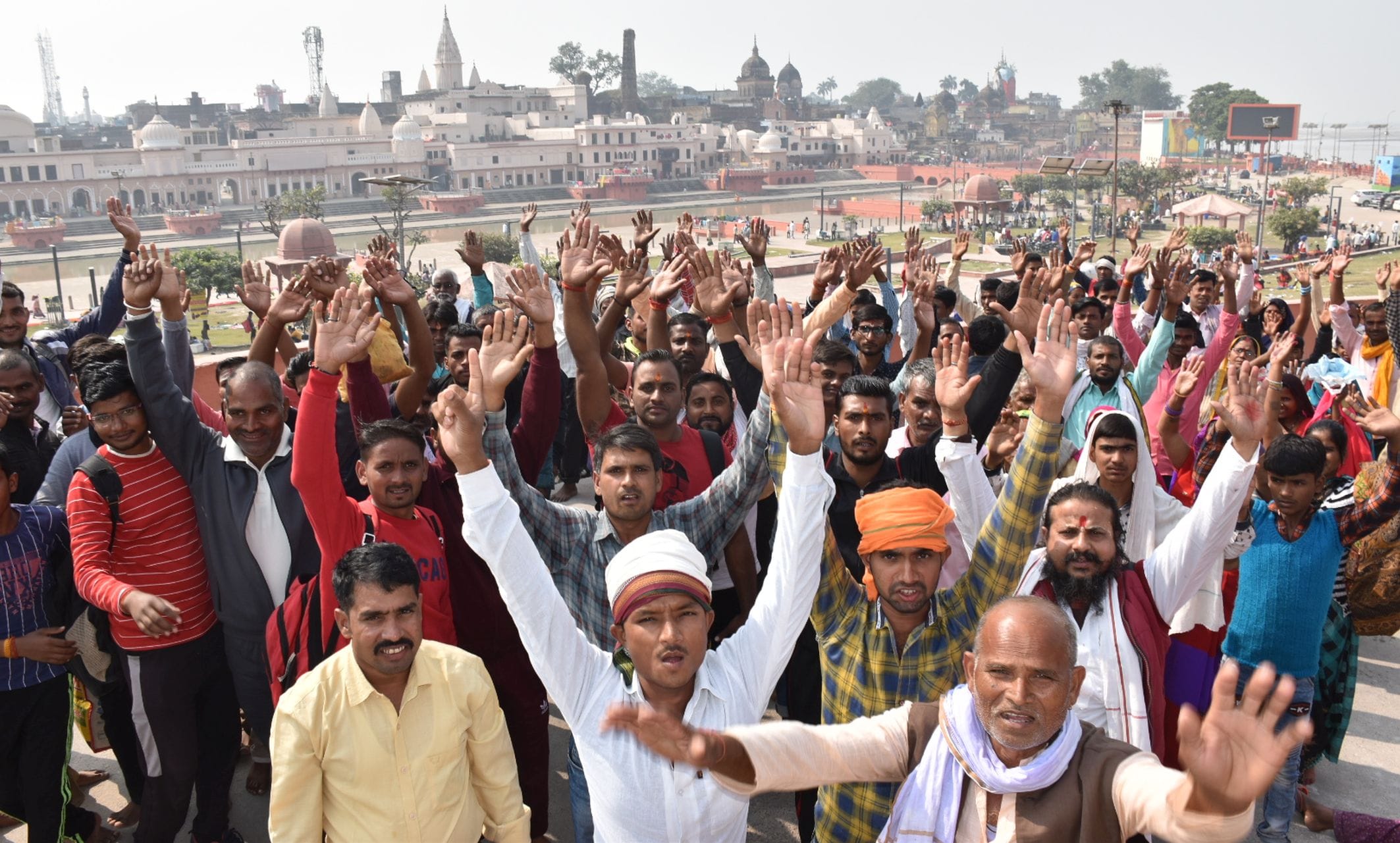 अयोध्या-राम की पैड़ी से परिक्रमा मार्ग की ओर परिक्रमा करते हुए आगे बढ़ते परिक्रमार्थी इस दौरान स? अयोध्या-राम की पैड़ी से परिक्रमा मार्ग की ओर परिक्रमा करते हुए आगे बढ़ते परिक्रमार्थी इस दौरान स?