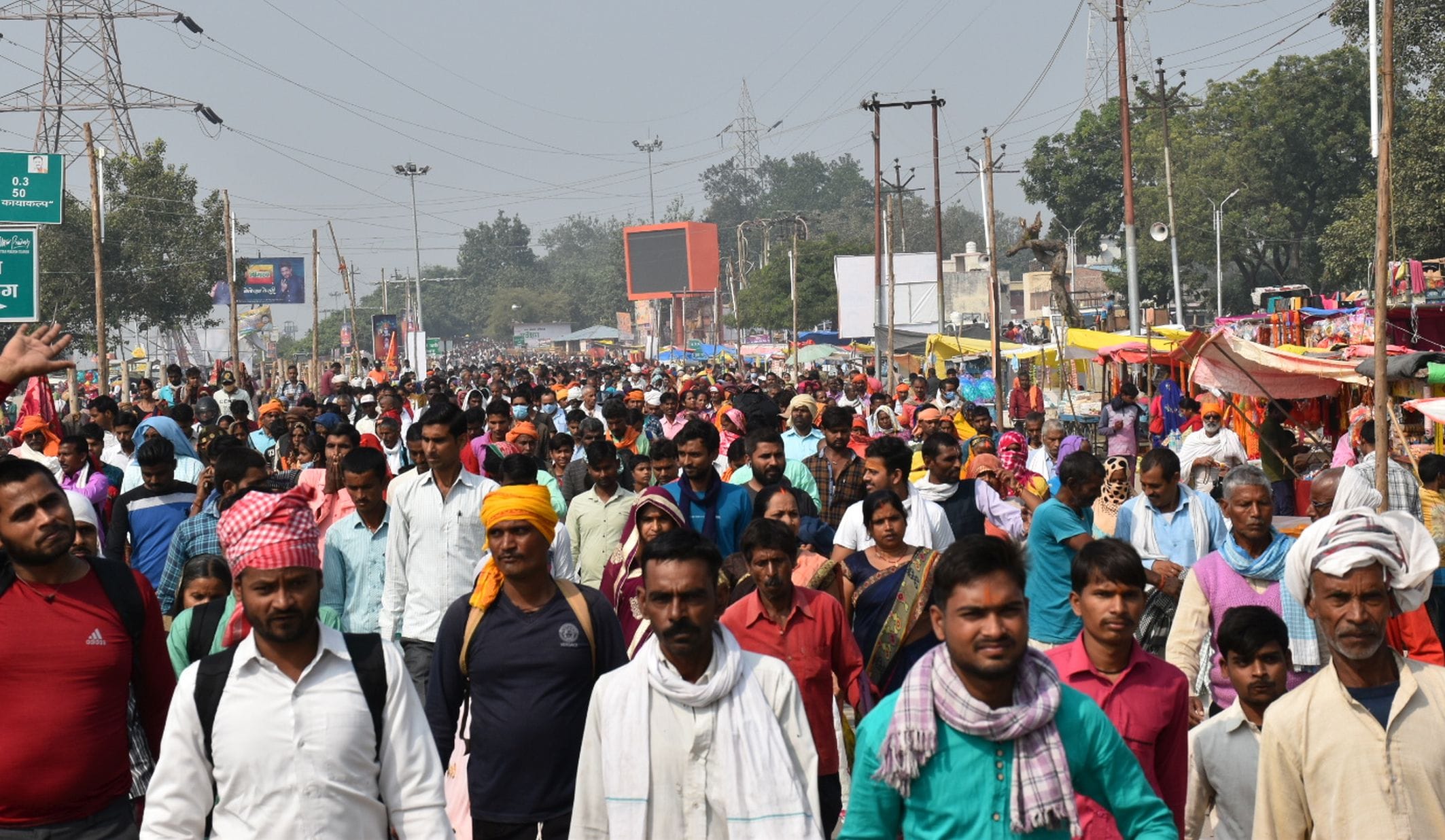 अयोध्या-नयाघाट से परिक्रमा मार्ग की ओर परिक्रमा करती श्रद्घालुओं की भीड़ अयोध्या-नयाघाट से परिक्रमा मार्ग की ओर परिक्रमा करती श्रद्घालुओं की भीड़
