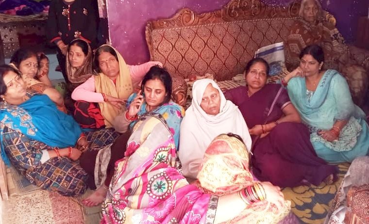 आवास विकास आवास में गमगीन बैठे विजय श्रीवास्तव के परिजन। संवाद आवास विकास आवास में गमगीन बैठे विजय श्रीवास्तव के परिजन। संवाद