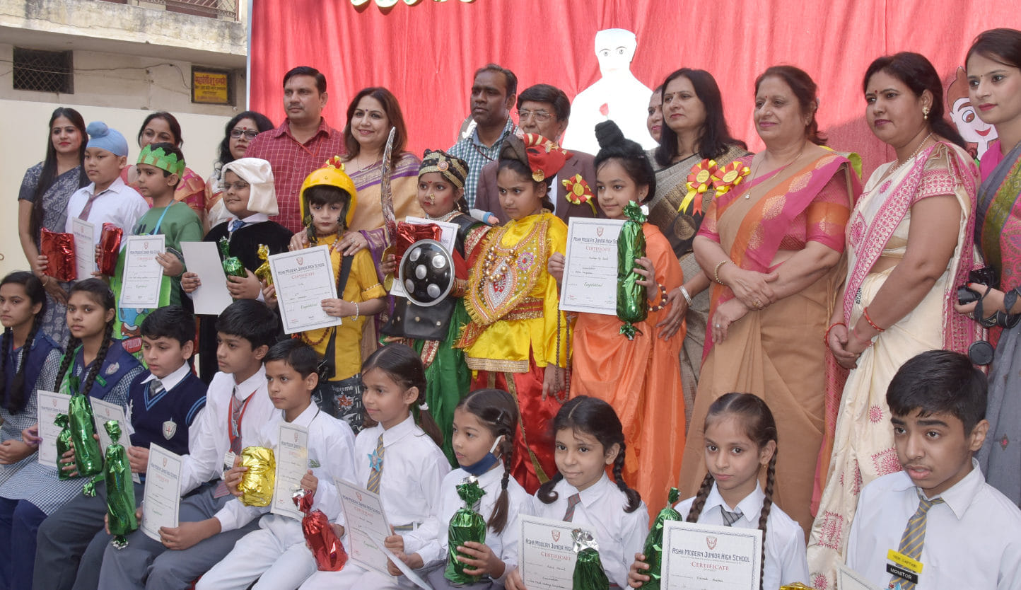 घंटाघर स्थित आशा मॉडर्न जूनियर स्कूल में बाल दिवस पर आयोजित कार्यक्रम में सम्मानित छात्र छात्रा