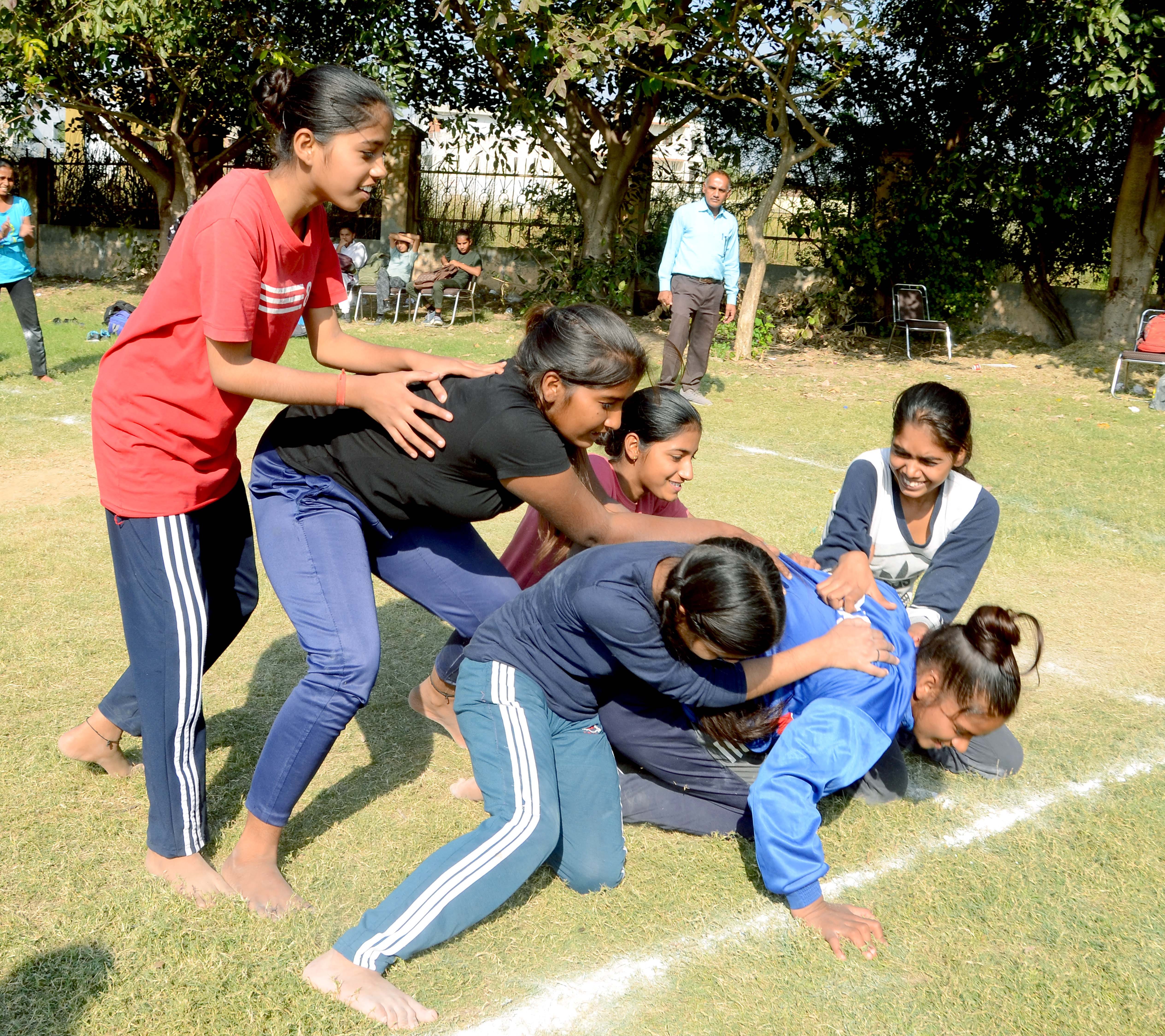 अंबाला शहर में आयोजित कबड्डी प्रतियोगिता में भाग लेती खिलाड़ी। अंबाला शहर में आयोजित कबड्डी प्रतियोगिता में भाग लेती खिलाड़ी।