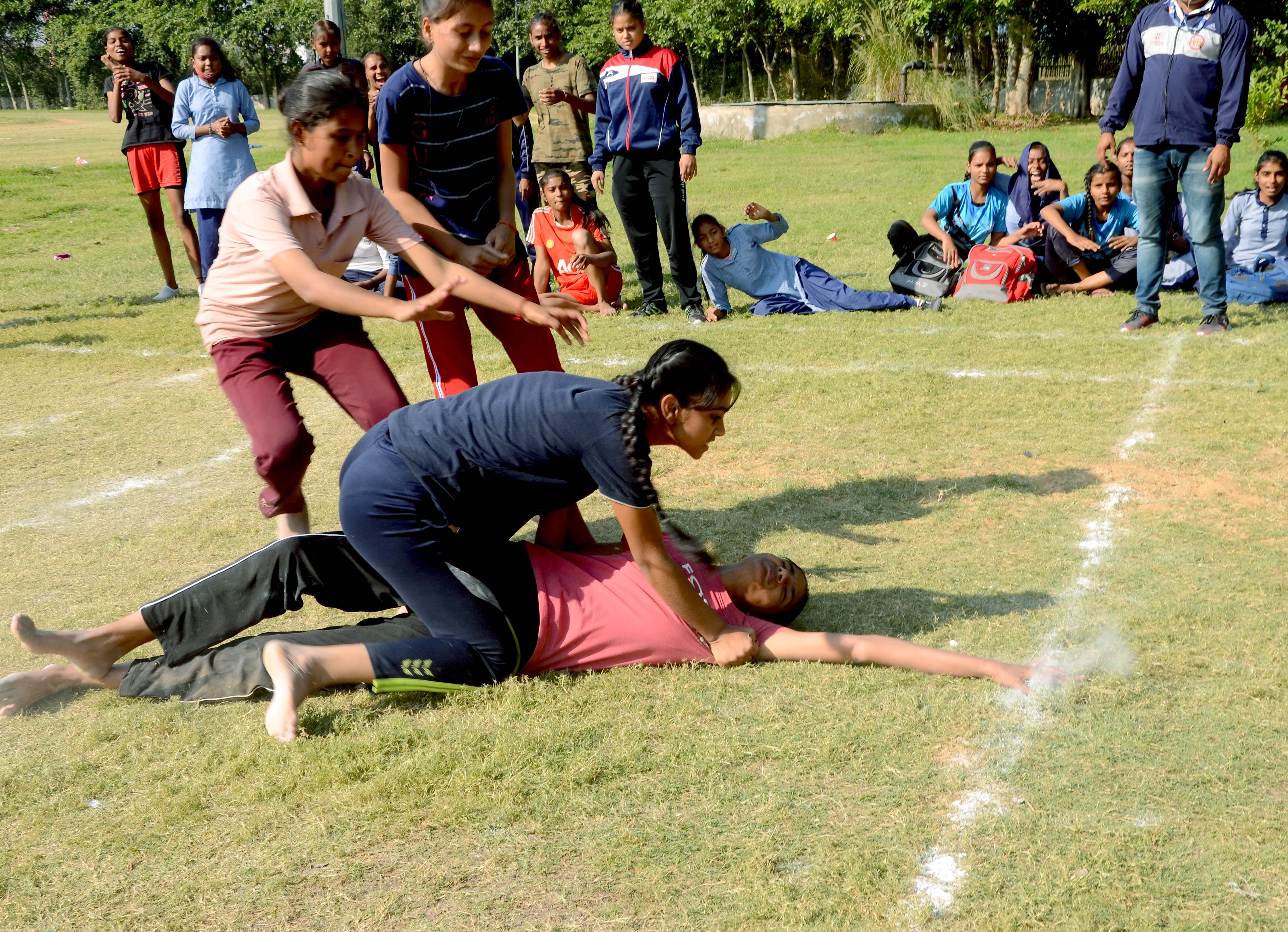 अंबाला शहर में आयोजित कबड्डी प्रतियोगिता में भाग लेती खिलाड़ी। अंबाला शहर में आयोजित कबड्डी प्रतियोगिता में भाग लेती खिलाड़ी।