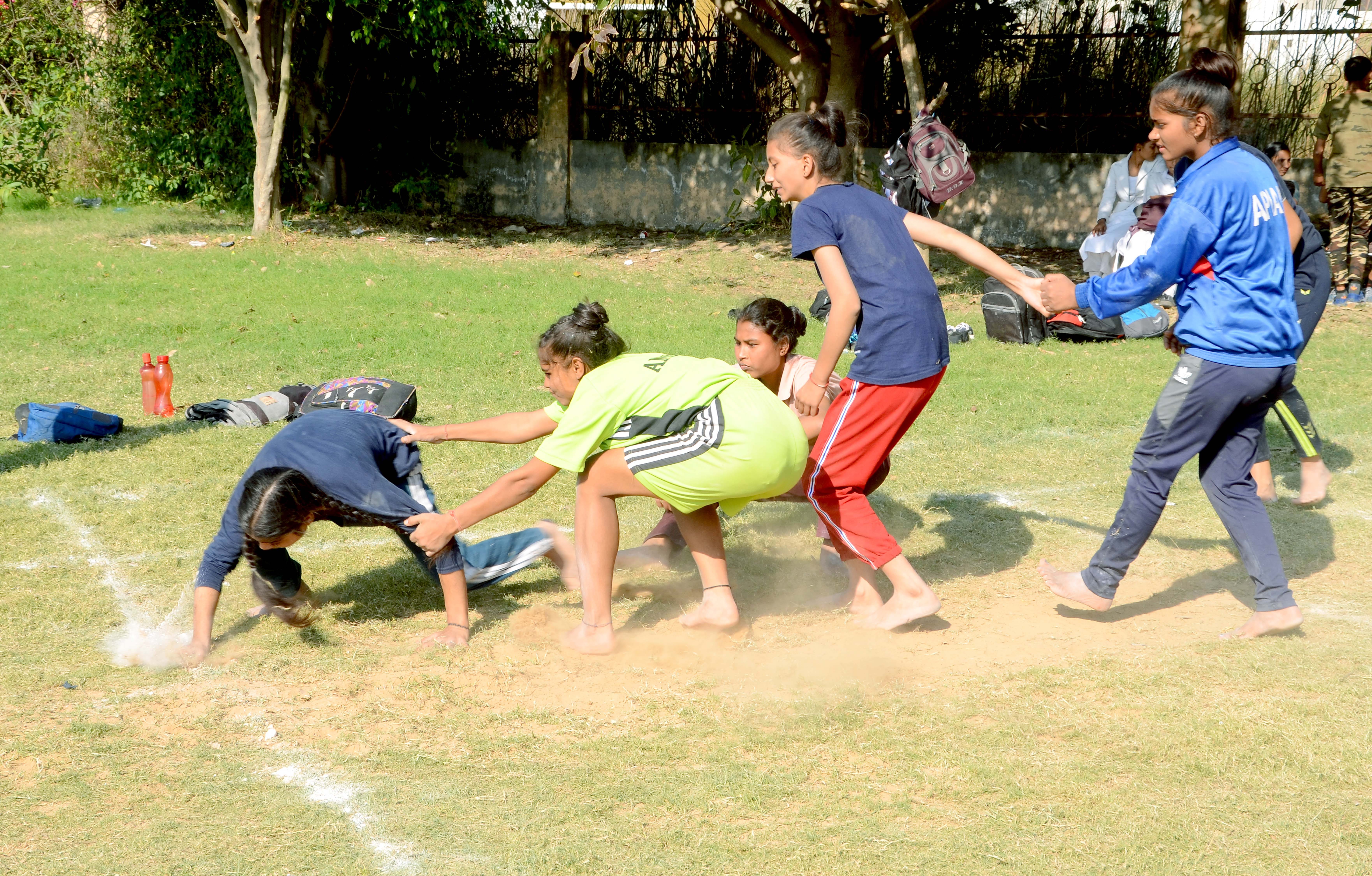 अंबाला शहर में आयोजित कबड्डी प्रतियोगिता में भाग लेती खिलाड़ी। अंबाला शहर में आयोजित कबड्डी प्रतियोगिता में भाग लेती खिलाड़ी।