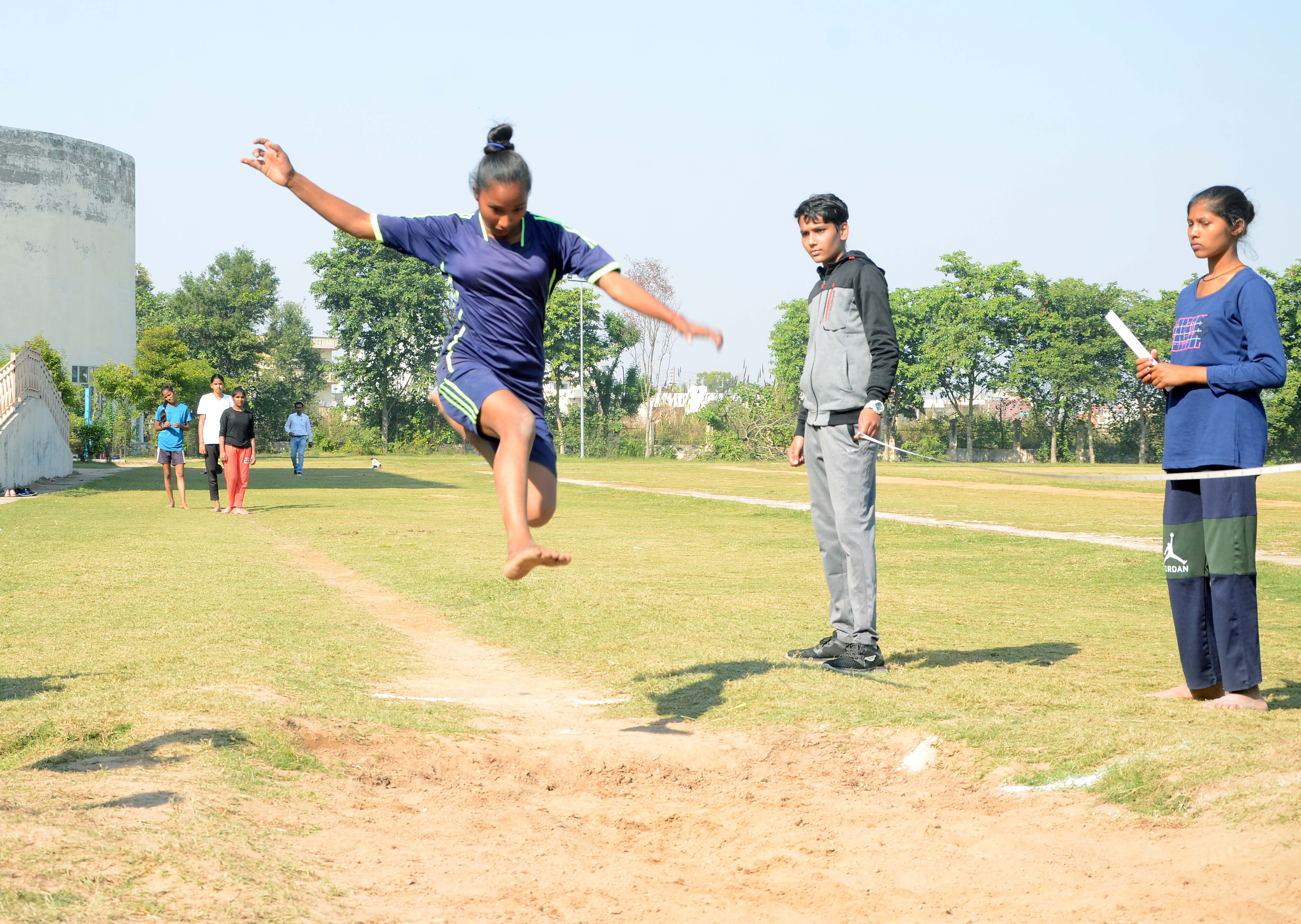 अंबाला शहर में आयोजित खेलकूद प्रतियोगिता में भाग लेती खिलाड़ी। अंबाला शहर में आयोजित खेलकूद प्रतियोगिता में भाग लेती खिलाड़ी।
