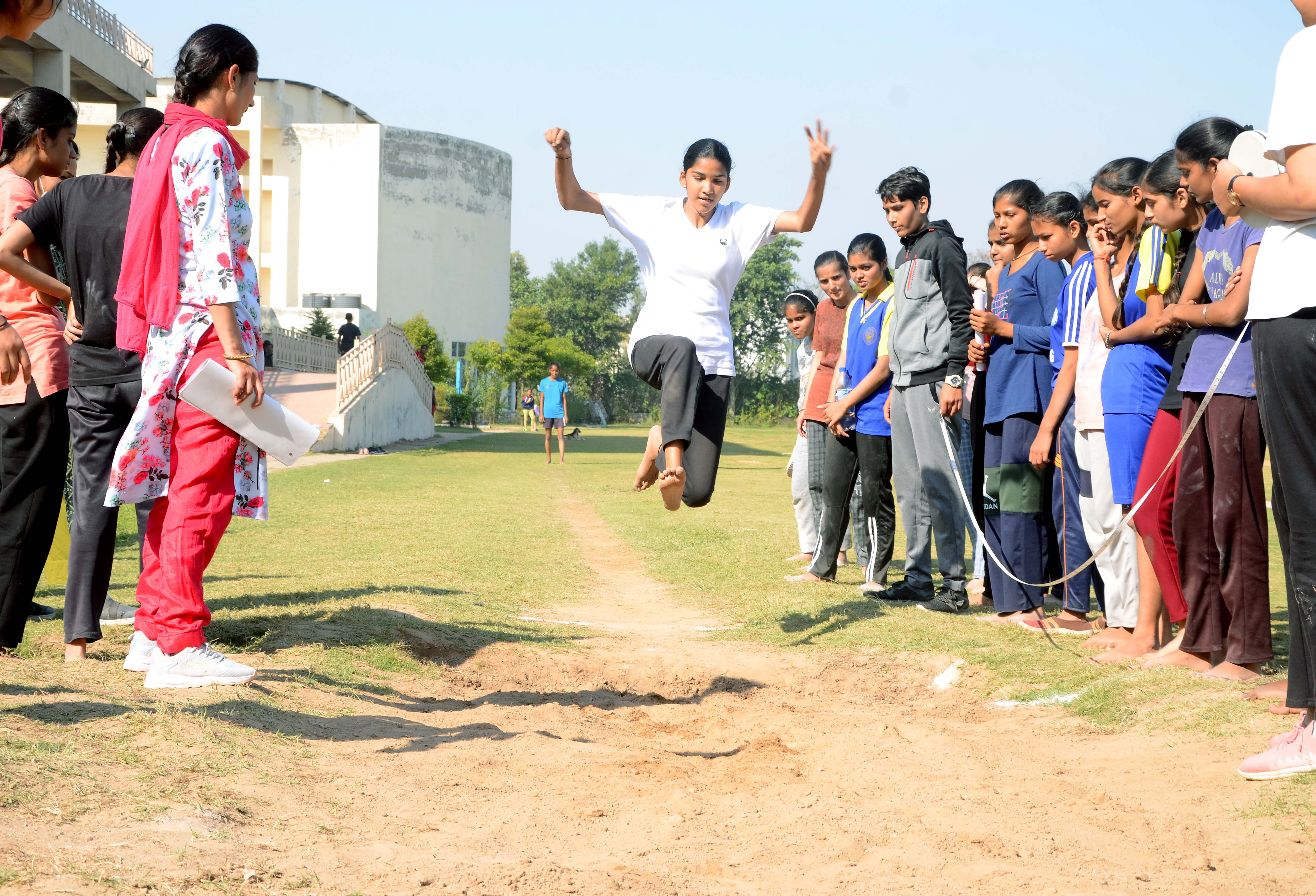 अंबाला शहर में आयोजित खेलकूद प्रतियोगिता में भाग लेती खिलाड़ी। अंबाला शहर में आयोजित खेलकूद प्रतियोगिता में भाग लेती खिलाड़ी।