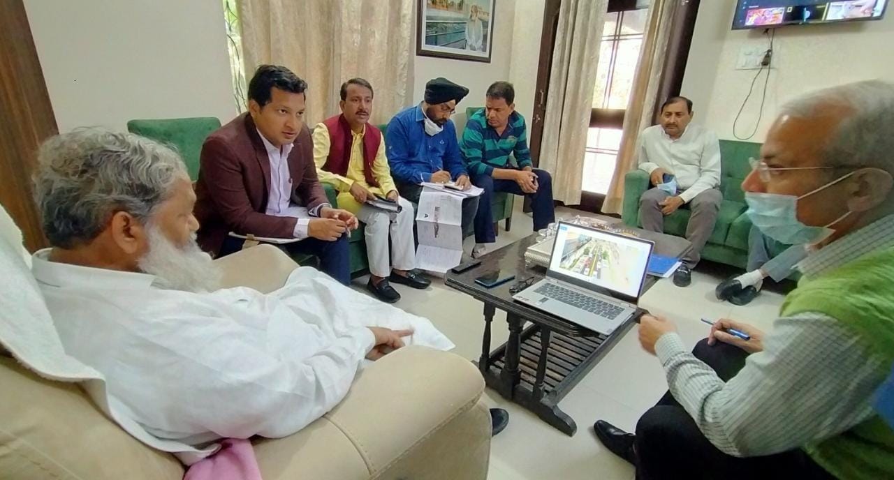 गृह मंत्री अनिल विज सदर बाजार सौंदर्यकरण प्रोजेक्ट की प्रेजेंटेशन देखते व अधिकारियों से चर्चा क गृह मंत्री अनिल विज सदर बाजार सौंदर्यकरण प्रोजेक्ट की प्रेजेंटेशन देखते व अधिकारियों से चर्चा क