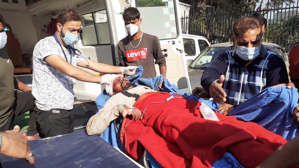 रामबन के पास सुमो खाइी मे गिरने से घायलो को जीएमसी मे लाया गया