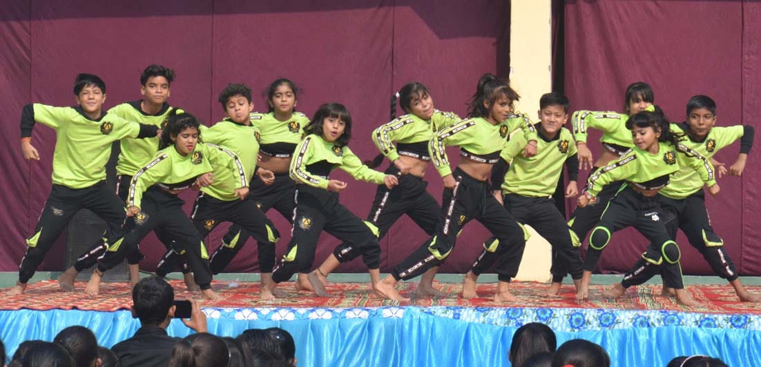 बागपत के गेटवे इंटरनेशनल स्कूल में बाल दिवस पर आयोजित सांस्कृतिक कार्यक्रम में नृत्य करते बच्चे