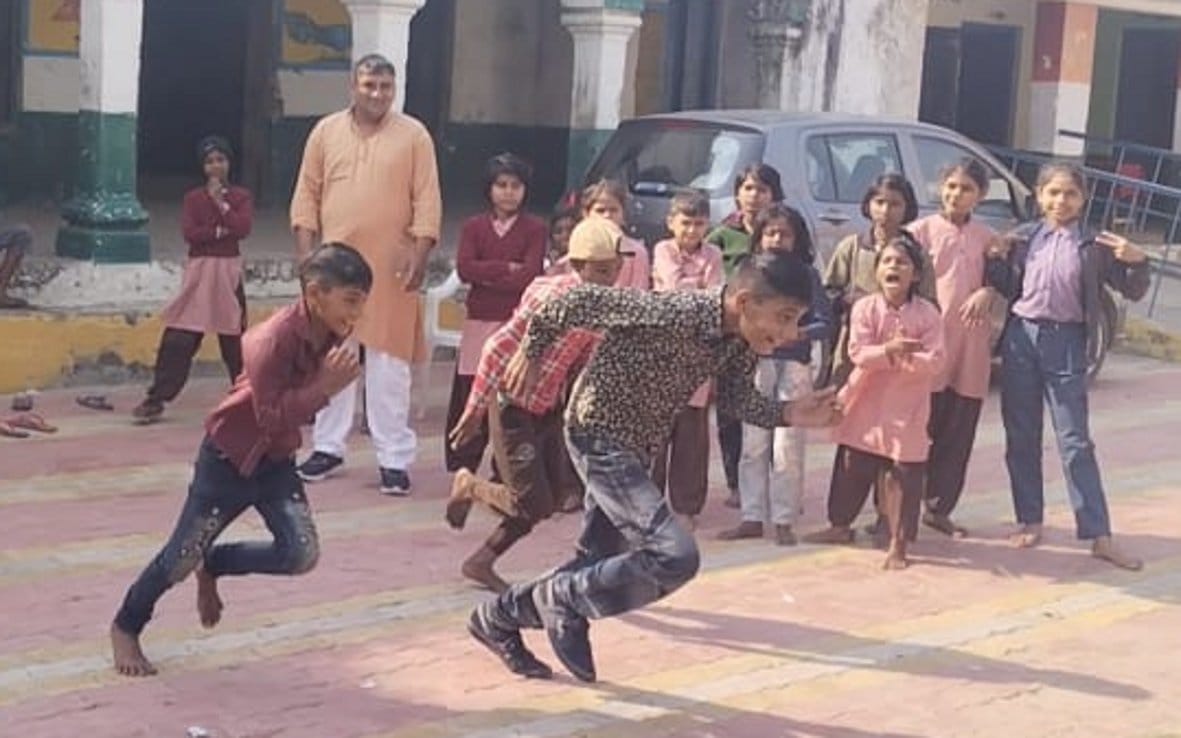 बागपत के फैजपुर निनाना गांव स्थित प्राथमिक विद्यालय में बाल दिवस पर आयोजित दौड़ प्रतियोगिता में