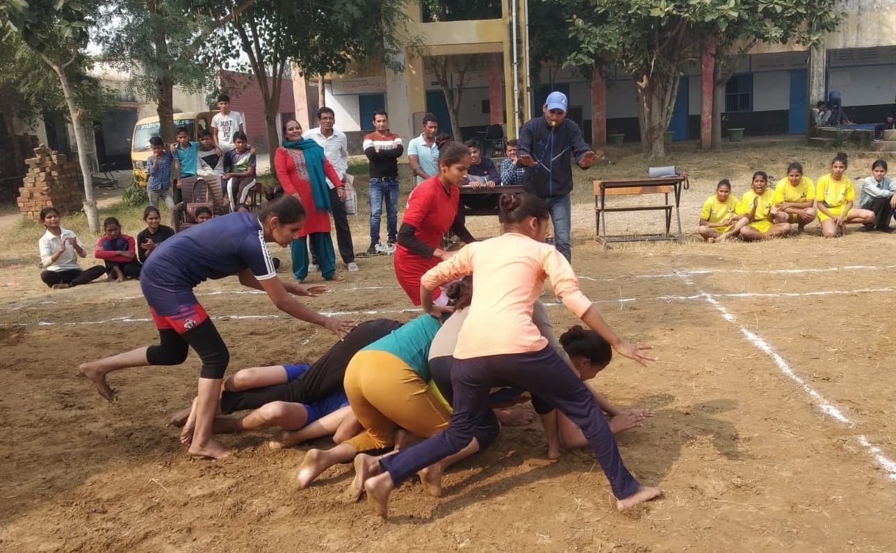 कबड्डी प्रतियोगिता में भाग लेती छात्राएं। कबड्डी प्रतियोगिता में भाग लेती छात्राएं।