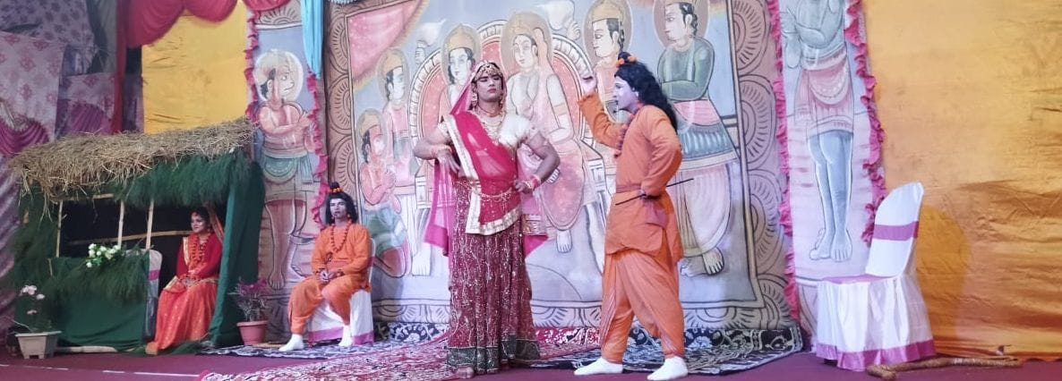 बाड़ेछीना की रामलीला मे लक्ष्मण को रिझाती सूर्पणखा।