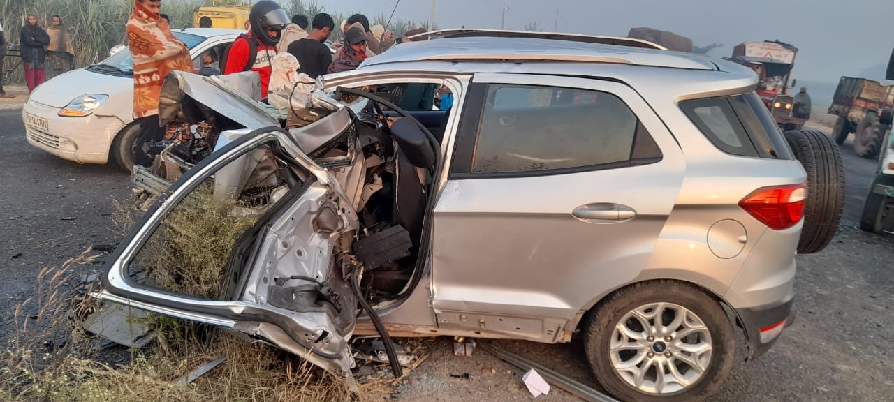 मुजफ्फरनगर : हबीबपुर गेट के पास हुए हादसे में क्षतिग्रस्त कार। मुजफ्फरनगर : हबीबपुर गेट के पास हुए हादसे में क्षतिग्रस्त कार।