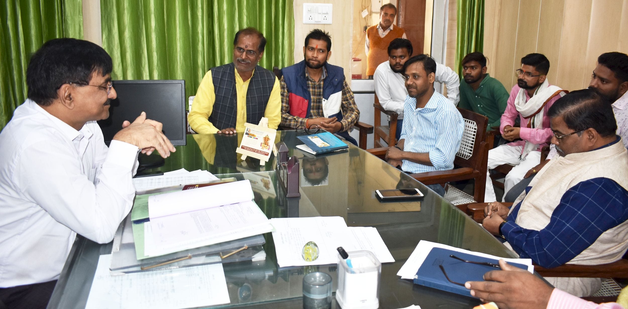 पीडब्ल्यूडी अधिषाशी अभियंता प्रांतीय खंड से वार्ता करते विहिप के प्रदेश महामंत्री विरेंद्र पा?