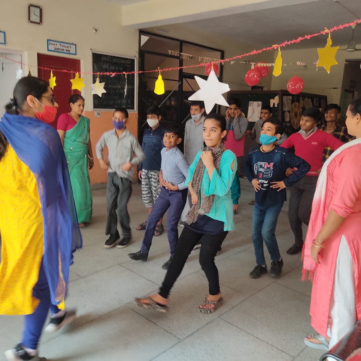 बाल दिवस पर आयोजित संकल्प में बाल दिवस पर आयोजित कार्यक्रम में प्रस्तुति देते बच्चे