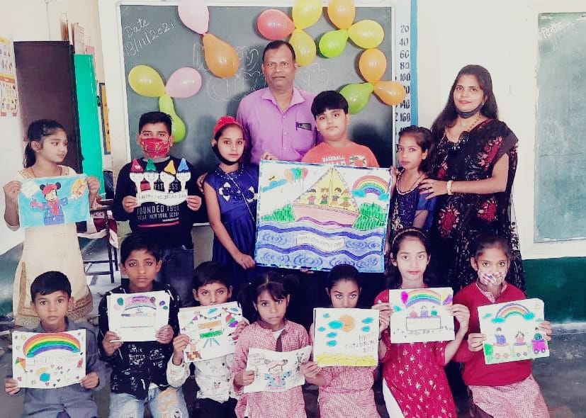 बाल दिवस पर बनाए गए चित्रों के साथ बच्चें बाल दिवस पर बनाए गए चित्रों के साथ बच्चें
