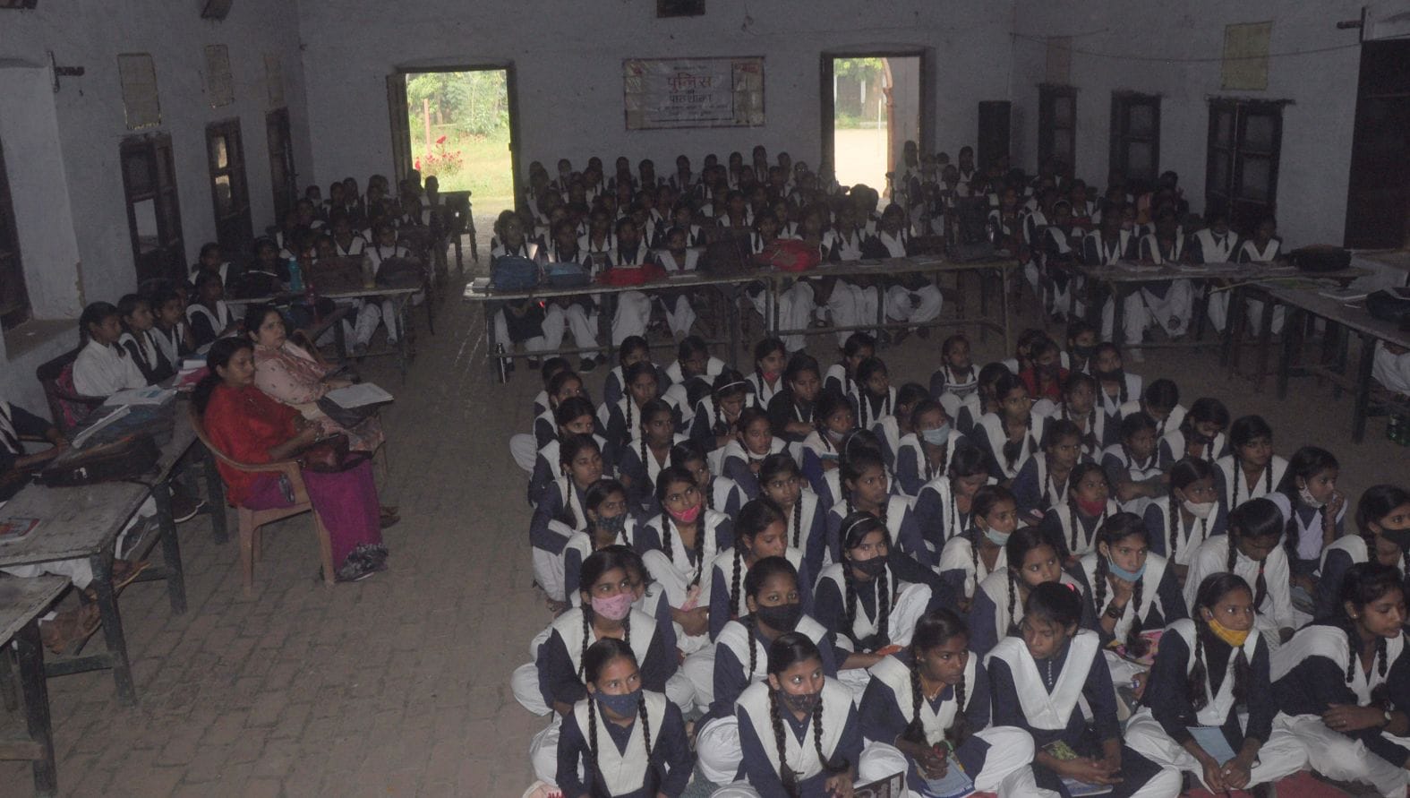 फतेहगढ़ स्थित रखा बालिका इंटर कालेज में पुलिस की पाठशाला में बैठीं छात्राएं। संवाद फतेहगढ़ स्थित रखा बालिका इंटर कालेज में पुलिस की पाठशाला में बैठीं छात्राएं। संवाद