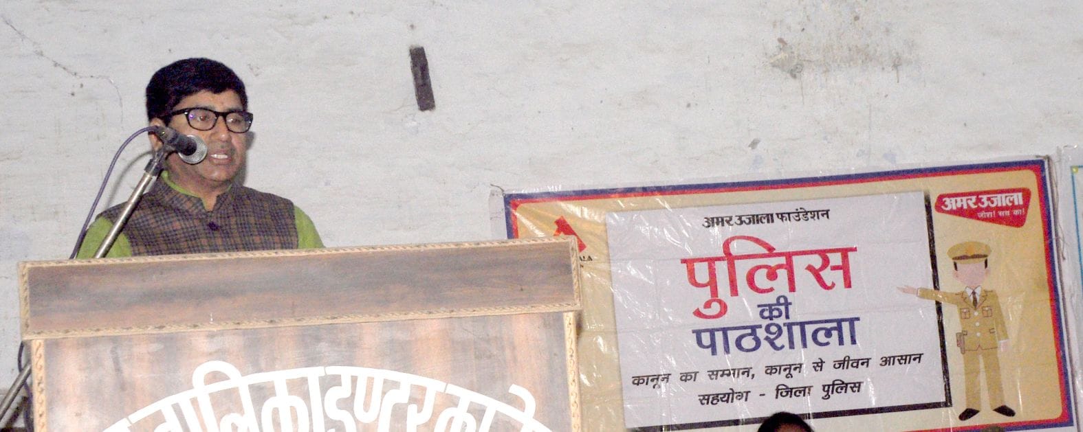 फतेहगढ़ स्थित रखा बालिका इंटर कालेज में पुलिस की पाठशाला में बोलते एआरटीओ बृजेंद्र चौधरी। संवाद फतेहगढ़ स्थित रखा बालिका इंटर कालेज में पुलिस की पाठशाला में बोलते एआरटीओ बृजेंद्र चौधरी। संवाद