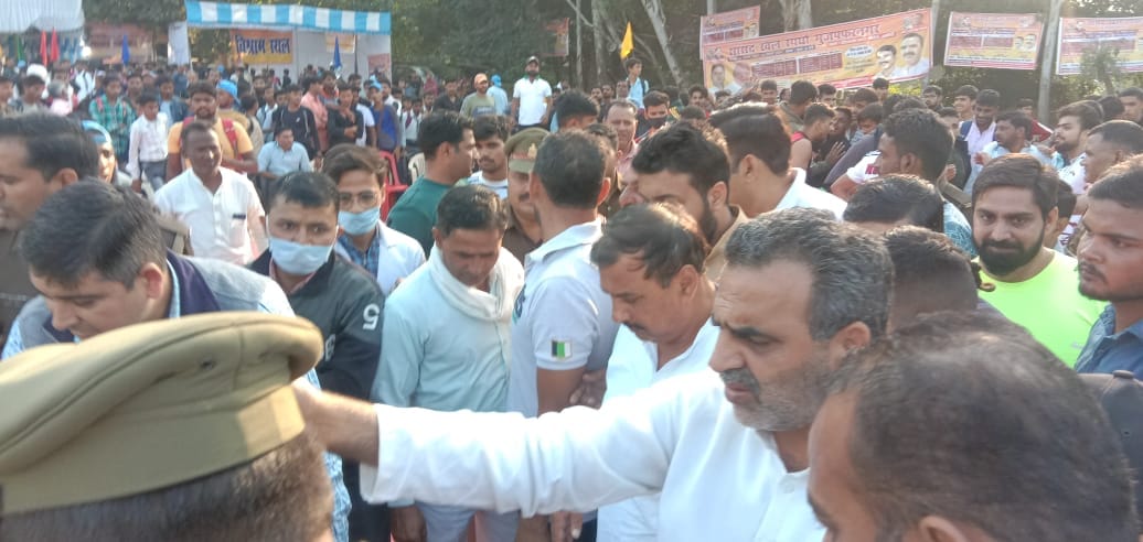 खतौली में आयोजित खेल प्रतियोगिता में हुए विवाद रोकते हुए डॉ संजीव बालियान।