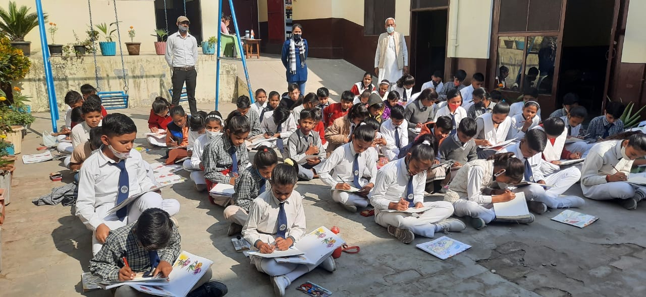 नानौता के जनता मॉन्टेसरी स्कूल में चित्र बनाते बच्चें नानौता के जनता मॉन्टेसरी स्कूल में चित्र बनाते बच्चें