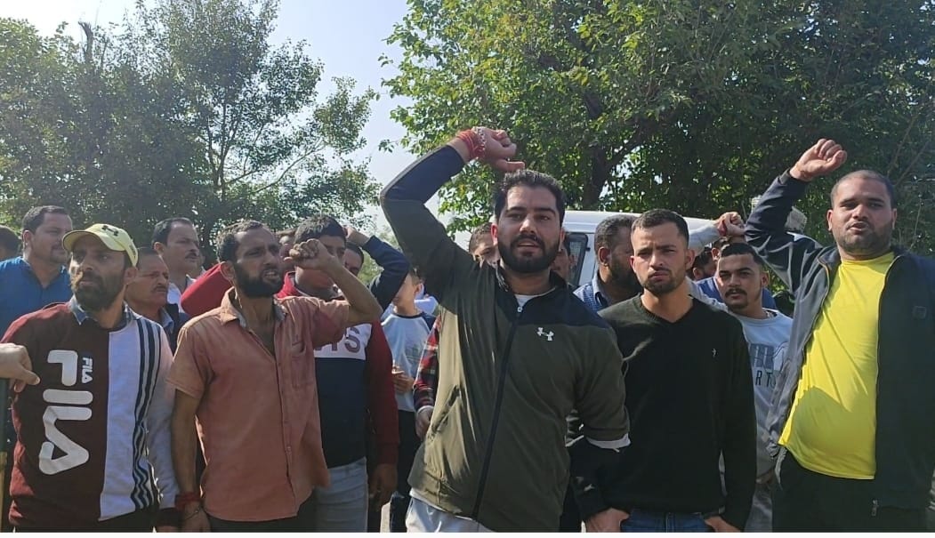 कटटल ग्रामोड़ में हुए विवाद के दौरान मौके पर नारेबाजी करते हुए ग्रामीण।