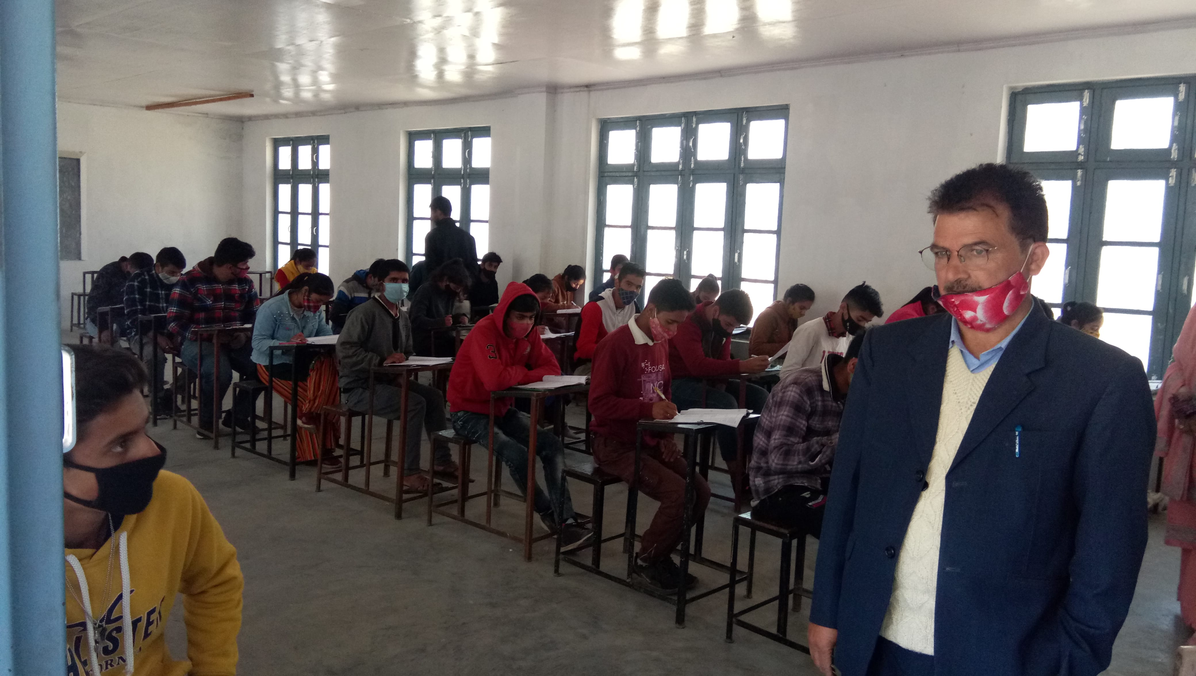 फोटो...किश्तवाड़ में नेशनल एचीवमेंट सेर्वे परीक्षा के दौरान जिला नोडल अधिकारी अशोक कुमार निरीक्?