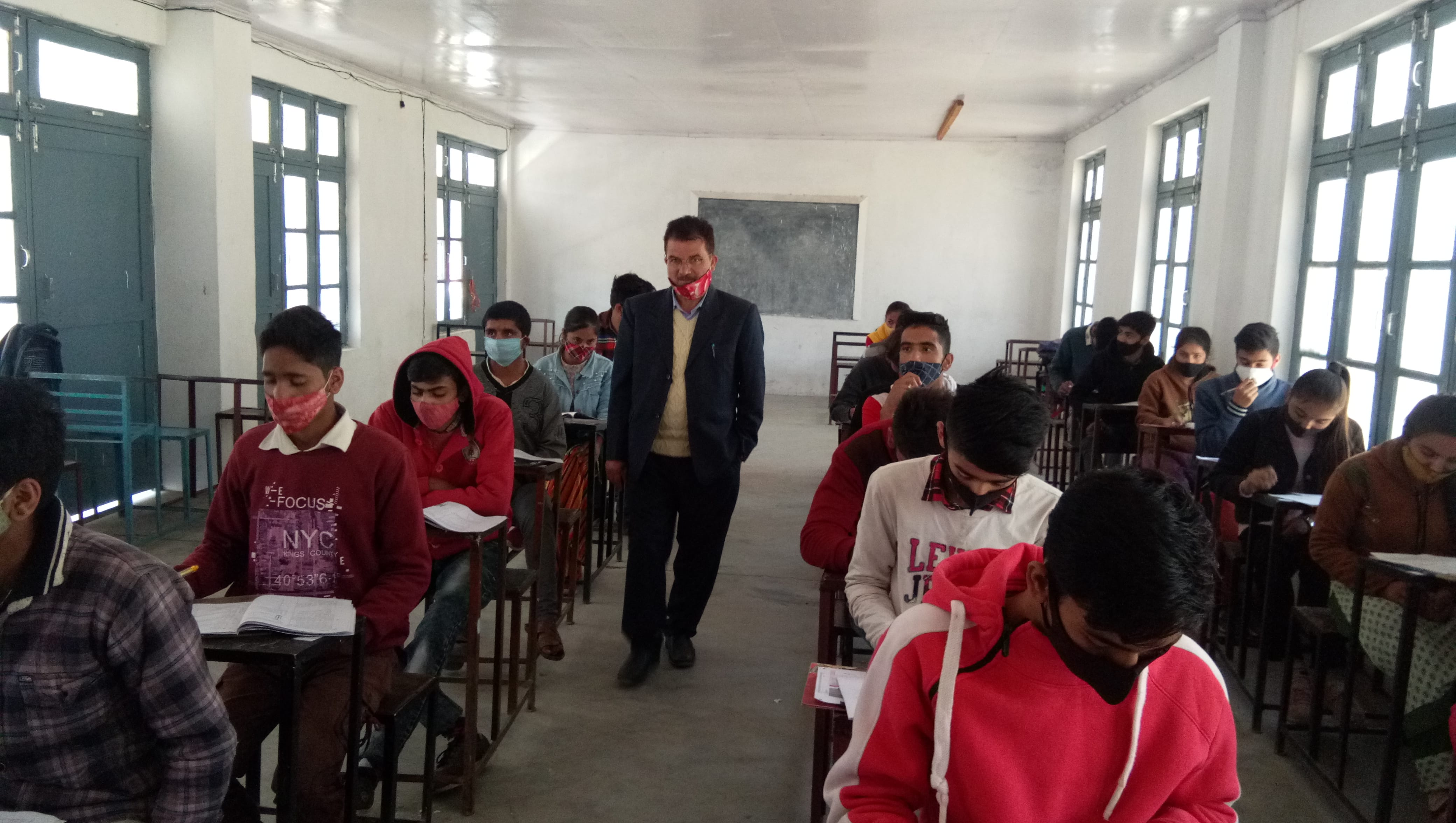 फोटो...किश्तवाड़ में नेशनल एचीवमेंट सेर्वे परीक्षा के दौरान जिला नोडल अधिकारी अशोक कुमार निरीक्?