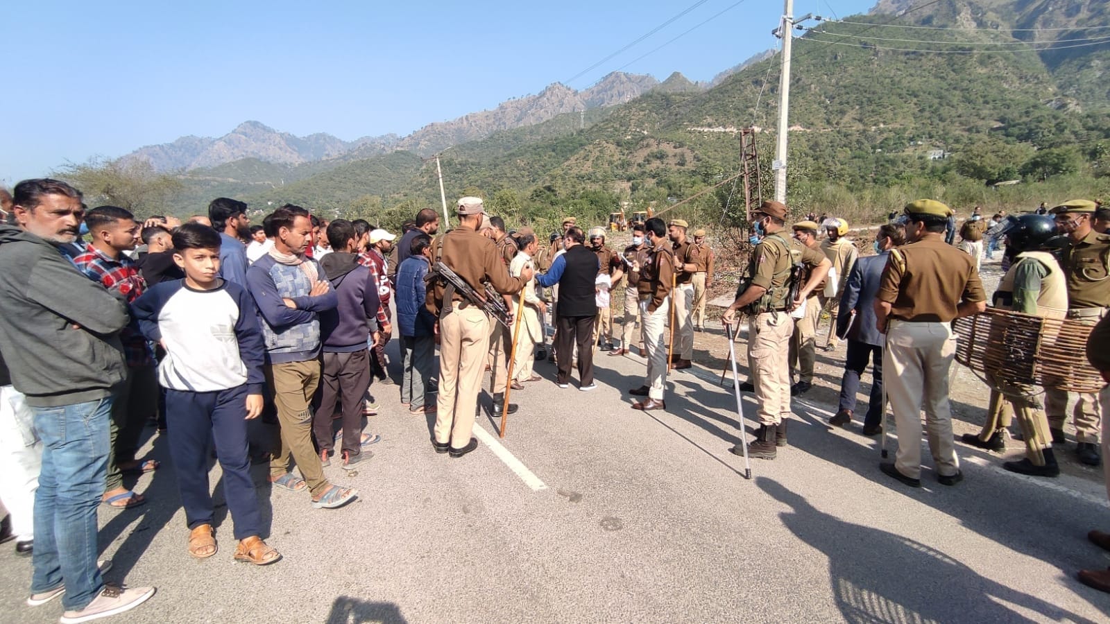 कटटल ग्रामोड़ में हुए विवाद के दौरान मौके पर मौजूद लोगों की भीड़।
