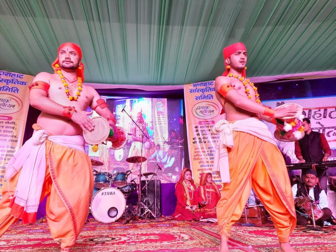 द्वाराहाट महोत्सव में समापन पर रंगारंग कार्यक्रम पेश करते कलाकार। संवाद न्यूज एजेंसी