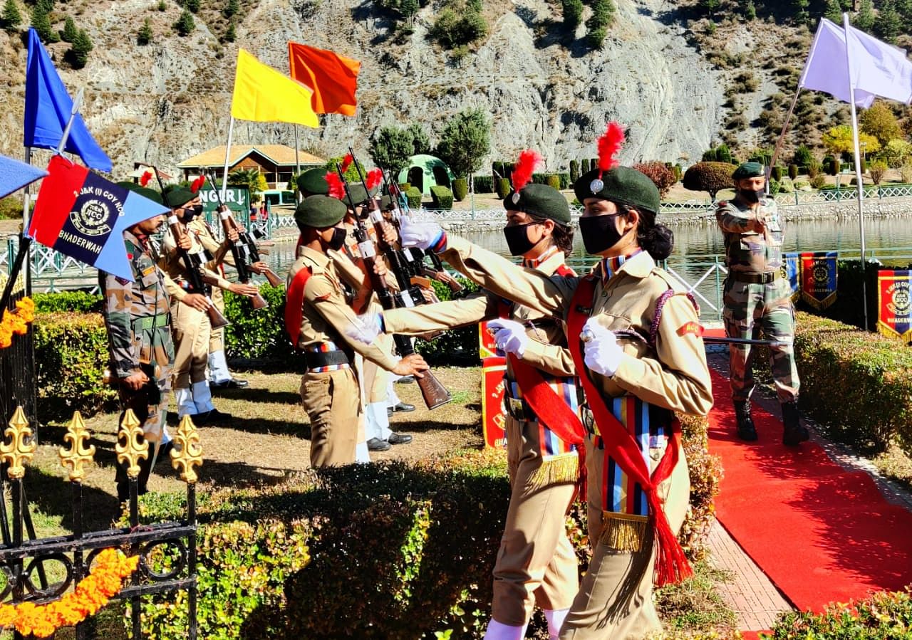 भद्रवाह में शहीद को श्रद्धांजलि देती एनसीसी कैडेट भद्रवाह में शहीद को श्रद्धांजलि देती एनसीसी कैडेट