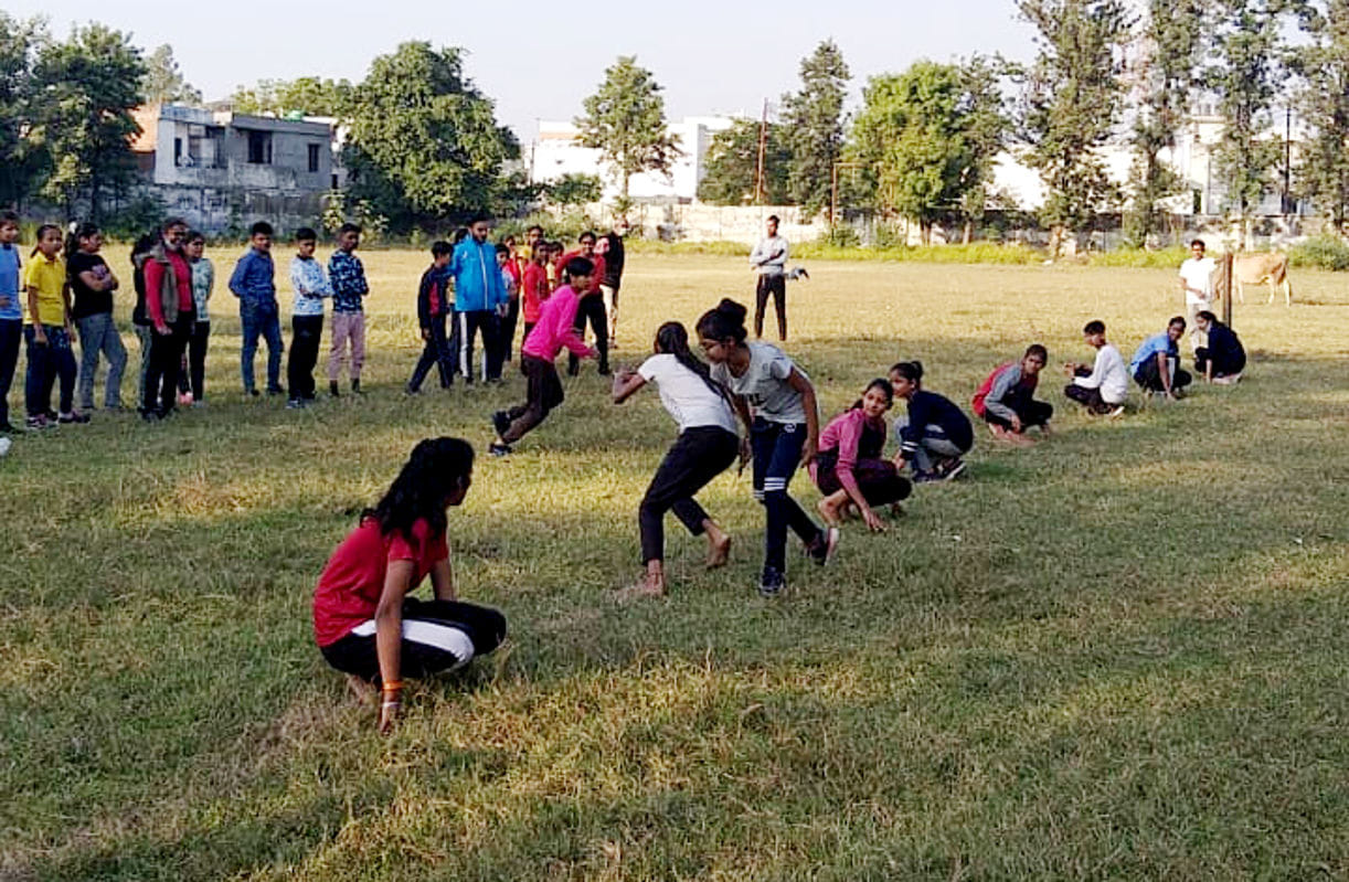 जैन डिग्री कॉलेज में खो खो का ट्रायल देती छात्राएं